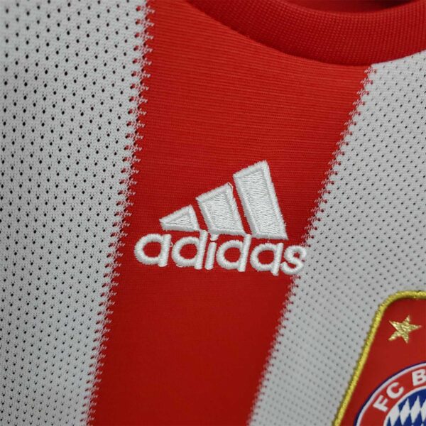 Bayern Munich Home 10/11 - Image 9