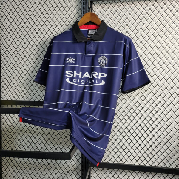 Man Utd Away 99/00 - Image 6