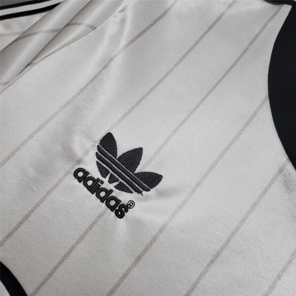 Man Utd Away 82/83 - Image 10