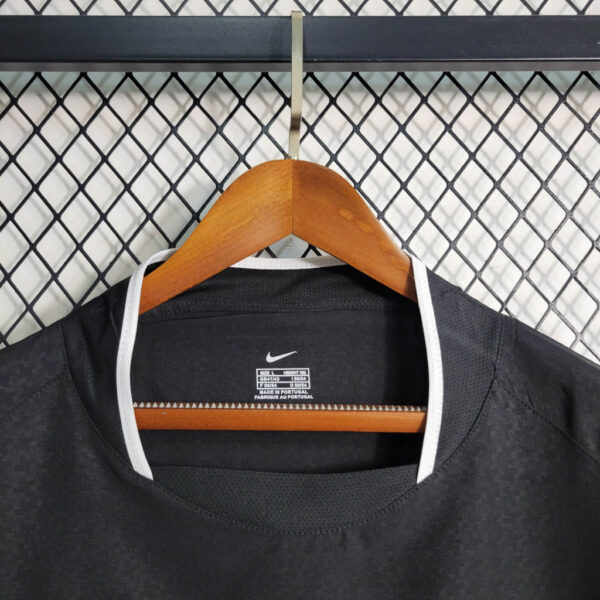 Man Utd Away 03/04 - Image 2