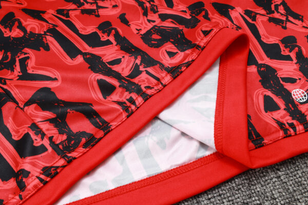 Man Utd Red/Black Half-Zip Tracksuit - Kids - Image 3